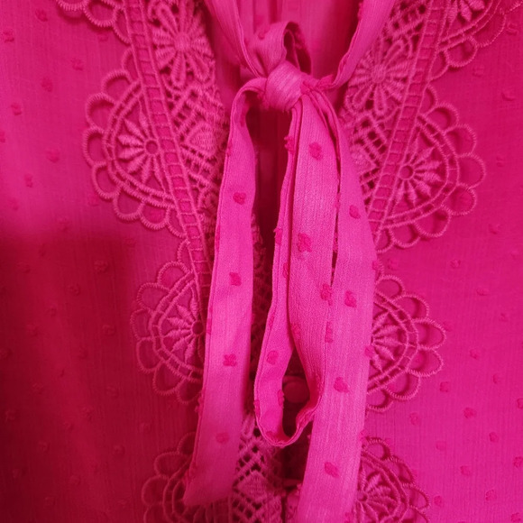 TORRID Chiffon  Clip Dot Ruffle Neck Tie Front Top in Pink Peacock - Size 1 - Picture 6 of 13
